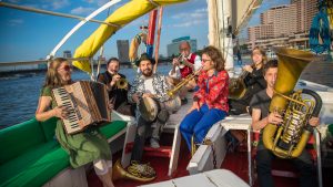 v.l.n.r. Irene Himpsl, XAver Maria Hipsl, Ludwig Himpsl, Franz Himpsl, Matthias Schriefl, Franz Himpsl jr, FLorian Mayrhofer © Foto: Mathias Ditscherlein